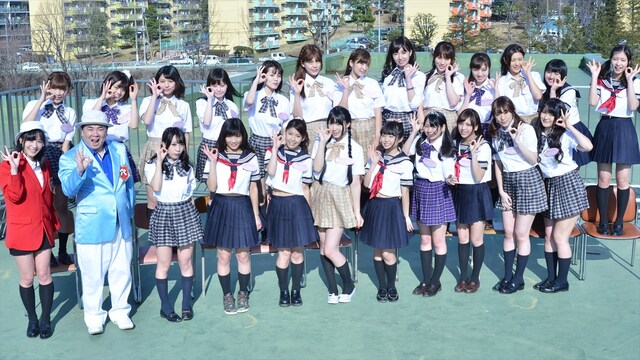 （前列左から）浜田由梨、ドランクドラゴン塚地と「日テレジェニック2014」候補生。