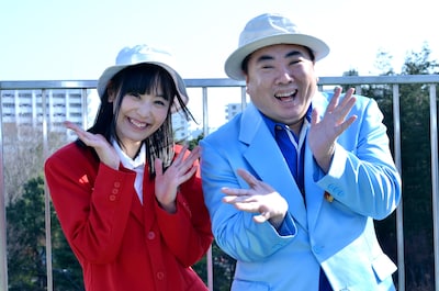 「アイドルの穴2014～日テレジェニックを探せ！」MCのドランクドラゴン塚地（右）と、アシスタントの浜田由梨（左）。