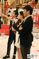 「アーホ！」作品を鑑賞するゲストたち。