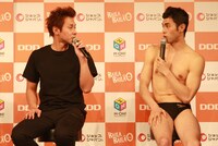 （左から）ヒロシと小島よしお。