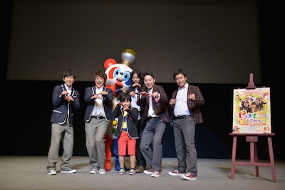 映画「ピラメキ子役恋ものがたり～子役に憧れるすべての親子のために～」の舞台挨拶に登場したはんにゃ、フルーツポンチ、鈴木福、太田勇監督。