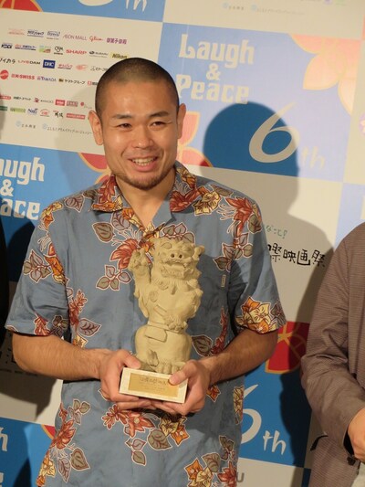 「第6回沖縄国際映画祭」にて「サンブンノイチ」のゴールデンシーサー賞受賞を喜ぶ品川ヒロシ。