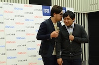 記者にネタを要求され「どうしよう……」と酒井に相談する平子（左）。