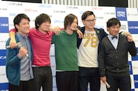 会見中も息の合った掛け合いを見せたback numberとアルコ＆ピース。肩を汲んで写真撮影に応じた。