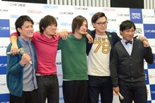 会見中も息の合った掛け合いを見せたback numberとアルコ＆ピース。肩を汲んで写真撮影に応じた。