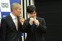 2014年「オールナイトニッポン0（ZERO）」の新パーソナリティ記者会見に登場したカリスマことラブレターズ溜口（右）