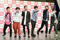 パンサー尾形（右から2人目）とともに「サンキュー！」を繰り出す芸人たち。