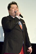 挨拶の最後に「ヒーハー！」と叫ぶブラックマヨネーズ小杉。