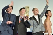 「第6回沖縄国際映画祭」で本作が受賞した「ゴールデンシーサー賞」のトロフィーを掲げる品川ヒロシ(右から2人目)とブラックマヨネーズ小杉(左から2人目)、品川庄司・庄司(右端)、藤原竜也(左端)。