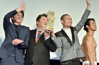 「第6回沖縄国際映画祭」で本作が受賞した「ゴールデンシーサー賞」のトロフィーを掲げる品川ヒロシ（右から2人目）とブラックマヨネーズ小杉（左から2人目）、品川庄司・庄司（右端）、藤原竜也（左端）。