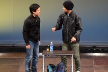 コントを披露するエルシャラカーニ。