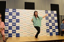 ネタを披露する横澤夏子。