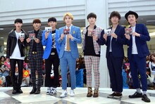 「FIVE STARS」発売記念イベントに出演したMYNAMEと、MCを務めた（右から）しずる村上、ウーマンラッシュアワー村本。