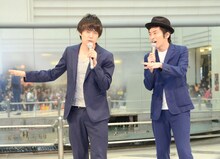 イベントのMCを務めたしずる村上とウーマンラッシュアワー村本（右から）。