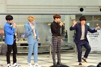 振付けを教わるウーマンラッシュアワー村本（右端）。