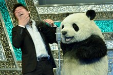 パン田一郎との漫才で、本来の相方・しずちゃん顔負けのパンチを食らう南海キャンディーズ山里（左）。