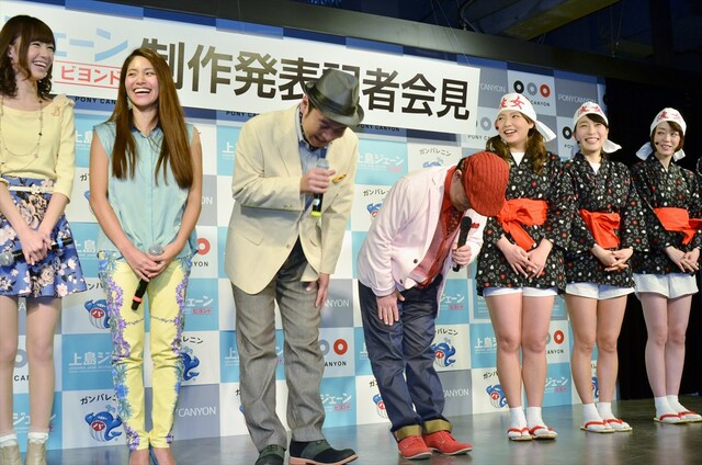 制作発表の中で、事あるごとに謝罪するダチョウ倶楽部の肥後と上島（中央）。