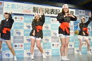 作中で上島がプロデュースするアイドルユニット・九十九里ッターズ。