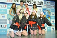 ダチョウ倶楽部・上島の主演映画「上島ジェーンビヨンド」制作発表の出演者たち。