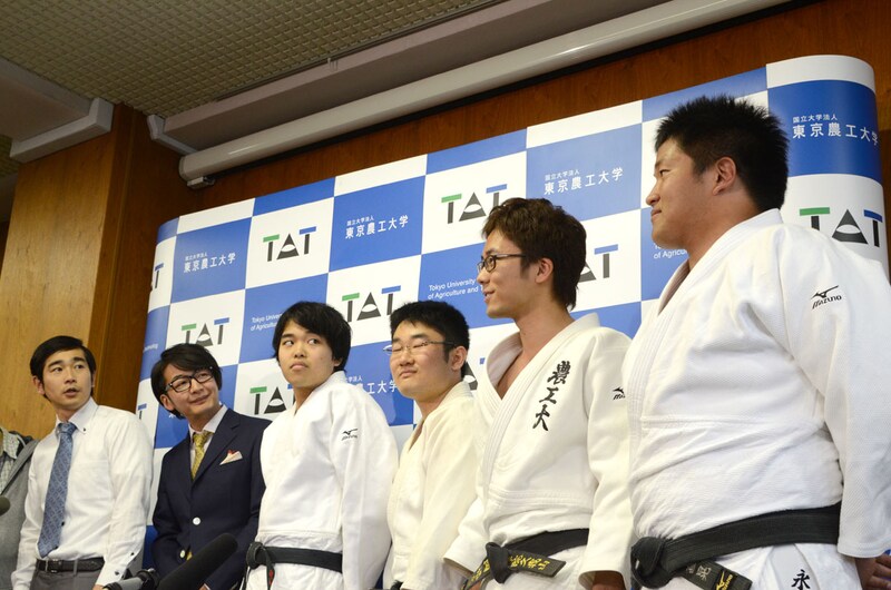 就任式にはハマカーンの後輩にあたる現役柔道部員がお祝いに駆けつけた。