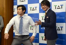 報道陣の要望に応えて農工大に関係のある漫才を披露するハマカーン。