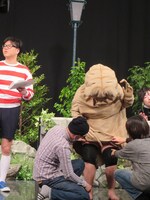 「E.T.」でひざのサポーターを調整する赤羽。