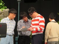 「E.T.」で台本のチェックをする児玉、豊本、長谷川。