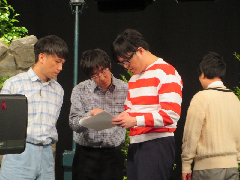 「E.T.」で台本のチェックをする児玉、豊本、長谷川。