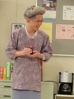 「おばあちゃんの知恵袋」のおばあちゃん役・シソンヌじろう。