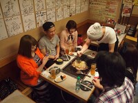 「えがお∞（むげんだい）プロジェクト ジャングルポケットともんじゃ屋デートができる」の様子。