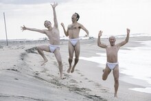 品川ヒロシ監督の映画「サンブンノイチ」に出演する、（左から）品川庄司・庄司、ペナルティ・ワッキー、YASU-CHIN。