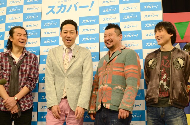 取材に応じる大山英雄、東野幸治、ケンドーコバヤシ、なだぎ武（左から）。