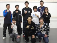 「熱血！Danceアカデミー 卒業スペシャル～リアル教育現場にダンスで感動届けます～」に出演する平成ノブシコブシ（前列両端）。(c)テレビ東京