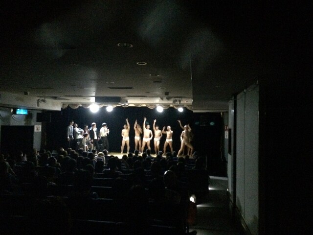 鬼ヶ島新ネタライブ「あの日見た鬼の名前を僕達はまだ知らない。第2話」の様子。(c)人力舎