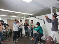 ウレロを支えてきた鈴木拓也ディレクターにサプライズプレゼント。