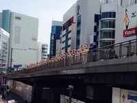 ミラクルエースのお面を被った集団が新宿の街を闊歩する様子。