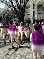 新宿駅周辺に現れたミラクルエースのお面を被った集団。