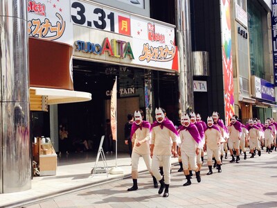 ミラクルエースのお面を被った集団が新宿の街を闊歩する様子。