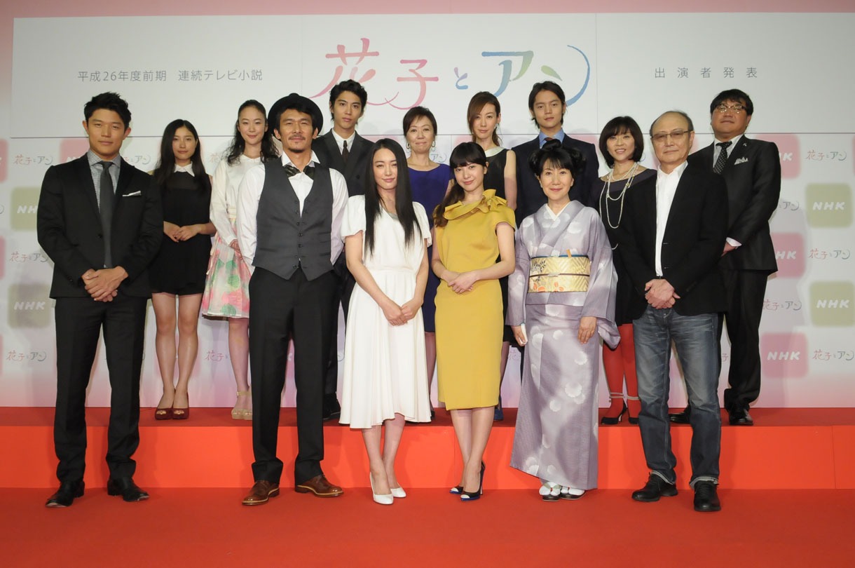9月に行われた出演者発表会見に出席した（上段左から）土屋太鳳、黒木華、賀来賢人、浅田美代子、ともさかりえ、窪田正孝、松本明子、カンニング竹山、（下段左から）鈴木亮平、伊原剛志、仲間由紀恵、吉高由里子、室井滋、石橋蓮司。(c)NHK 