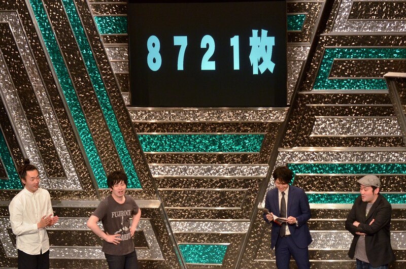 グランジのトークライブ「男のキャデラック会議室」で、DVD「グランジ BEST NETA LIVE」の出荷枚数が3月29日の時点で8721枚と発表された場面。