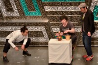 黒ひげ危機一発を用いて、沖縄でのDVD手売り行脚を担当するのが遠山（中央）に決まった瞬間。