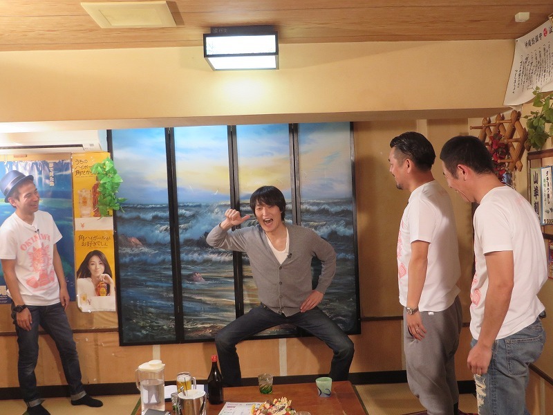 原西からギャグをプレゼントされた千原ジュニア。