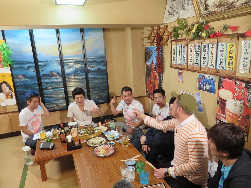 川島からジュニアへ贈られたプレゼントに騒然となる芸人たち。