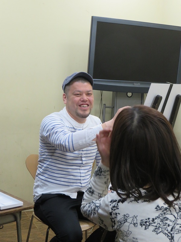 美人な落札者に嬉しそうに似顔絵を描き始める川島・