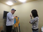 似顔絵を見た瞬間のリアクション。似顔絵は部屋に飾るそう。