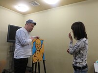 似顔絵を見た瞬間のリアクション。似顔絵は部屋に飾るそう。