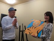 似顔絵プレゼントの様子。