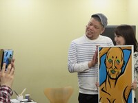 「えがお∞（むげんだい）プロジェクト 野性爆弾・川島が本気であなたの似顔絵を描いてくれる」記念撮影の様子。