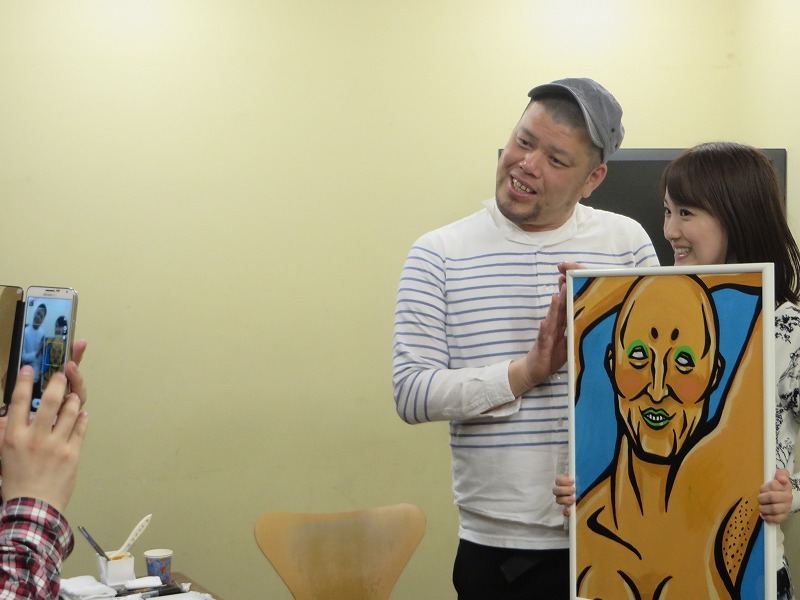 「えがお∞（むげんだい）プロジェクト 野性爆弾・川島が本気であなたの似顔絵を描いてくれる」記念撮影の様子。