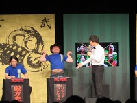 自己紹介からおふざけが止まらないハリウッドザコシショウ。